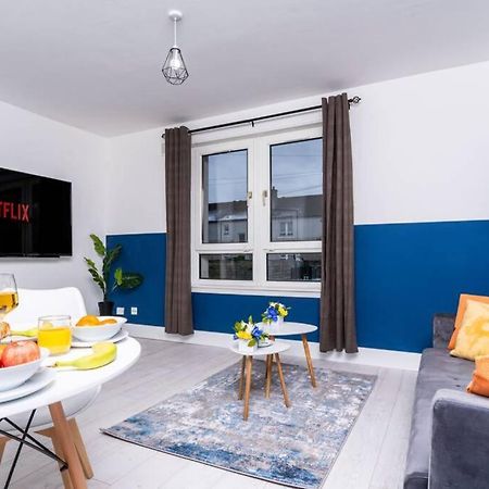 Cheerful 2 Bedroom Homely Apartment, Sleeps 4 Guest Comfy, 1X Double Bed, 2X Single Beds, Free Parking, Free Wifi, Suitable For Business, Leisure Guest, Contractors, Qe Hospital, Glasgow, Near Airport & City Centre Exteriér fotografie