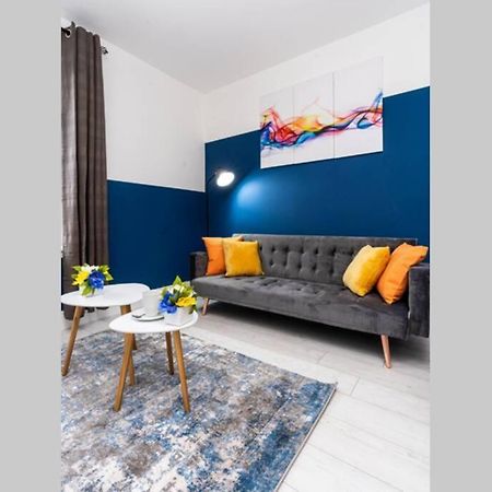 Cheerful 2 Bedroom Homely Apartment, Sleeps 4 Guest Comfy, 1X Double Bed, 2X Single Beds, Free Parking, Free Wifi, Suitable For Business, Leisure Guest, Contractors, Qe Hospital, Glasgow, Near Airport & City Centre Exteriér fotografie