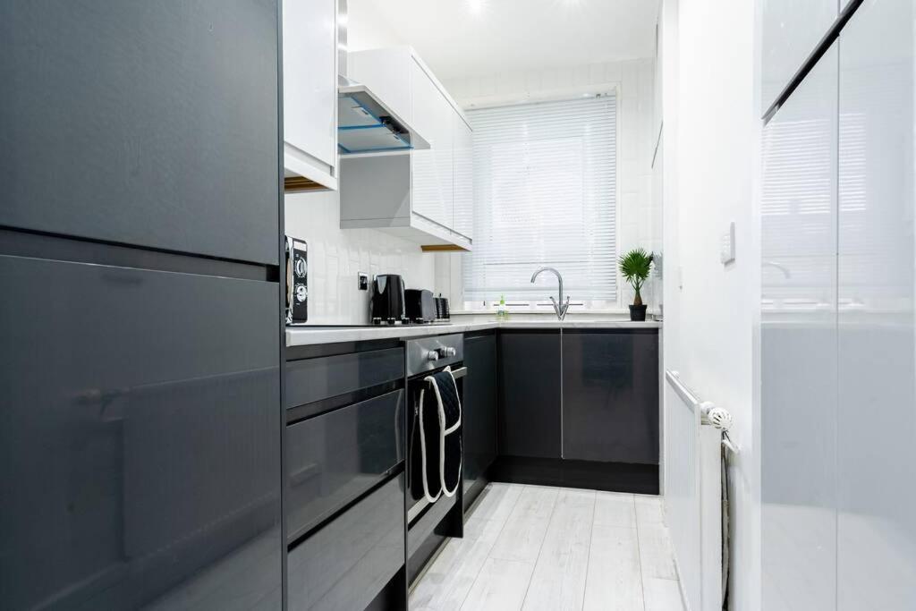Cheerful 2 Bedroom Homely Apartment, Sleeps 4 Guest Comfy, 1X Double Bed, 2X Single Beds, Free Parking, Free Wifi, Suitable For Business, Leisure Guest, Contractors, Qe Hospital, Glasgow, Near Airport & City Centre Exteriér fotografie