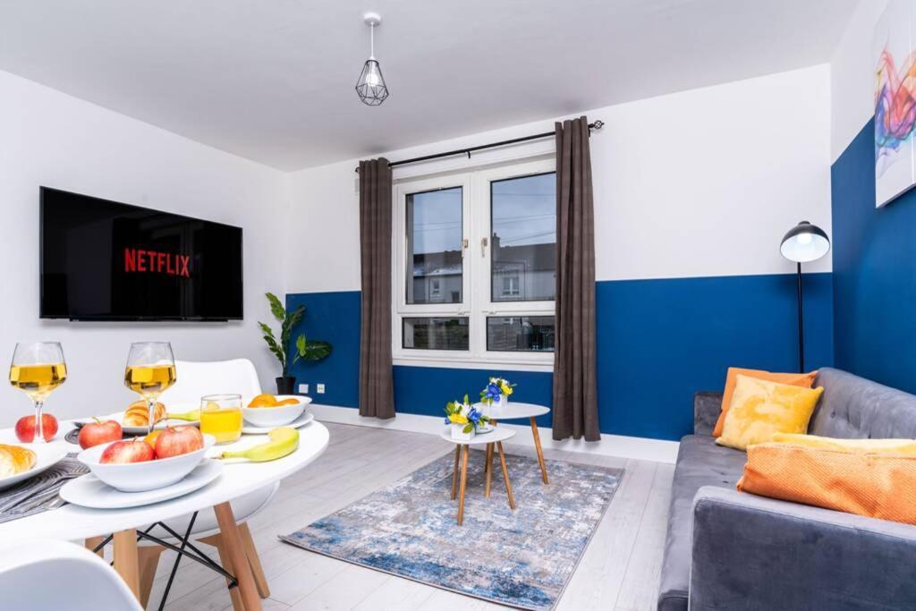 Cheerful 2 Bedroom Homely Apartment, Sleeps 4 Guest Comfy, 1X Double Bed, 2X Single Beds, Free Parking, Free Wifi, Suitable For Business, Leisure Guest, Contractors, Qe Hospital, Glasgow, Near Airport & City Centre Exteriér fotografie