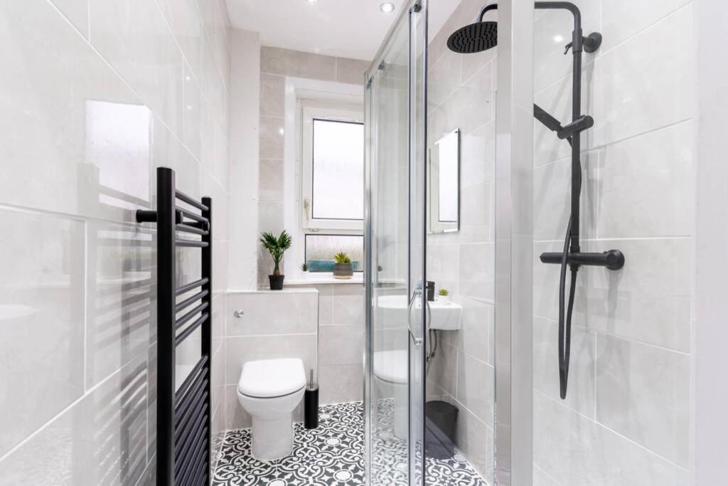 Cheerful 2 Bedroom Homely Apartment, Sleeps 4 Guest Comfy, 1X Double Bed, 2X Single Beds, Free Parking, Free Wifi, Suitable For Business, Leisure Guest, Contractors, Qe Hospital, Glasgow, Near Airport & City Centre Exteriér fotografie