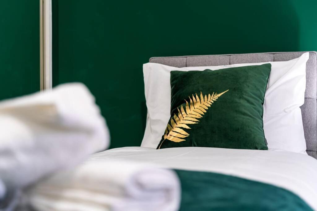 Cheerful 2 Bedroom Homely Apartment, Sleeps 4 Guest Comfy, 1X Double Bed, 2X Single Beds, Free Parking, Free Wifi, Suitable For Business, Leisure Guest, Contractors, Qe Hospital, Glasgow, Near Airport & City Centre Exteriér fotografie
