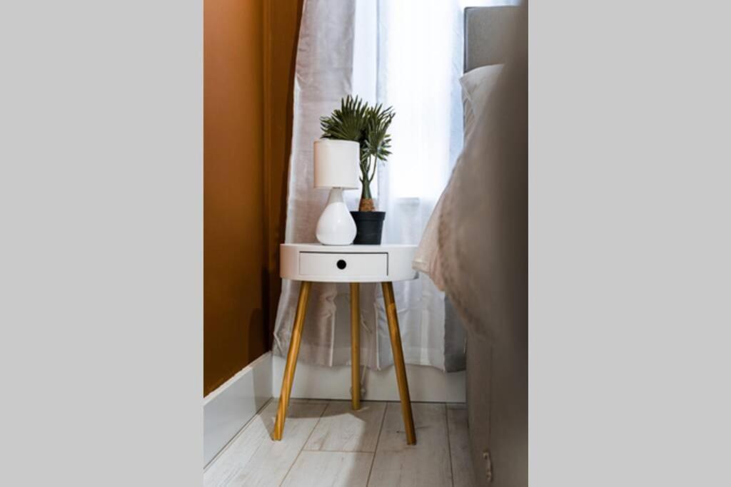 Cheerful 2 Bedroom Homely Apartment, Sleeps 4 Guest Comfy, 1X Double Bed, 2X Single Beds, Free Parking, Free Wifi, Suitable For Business, Leisure Guest, Contractors, Qe Hospital, Glasgow, Near Airport & City Centre Exteriér fotografie