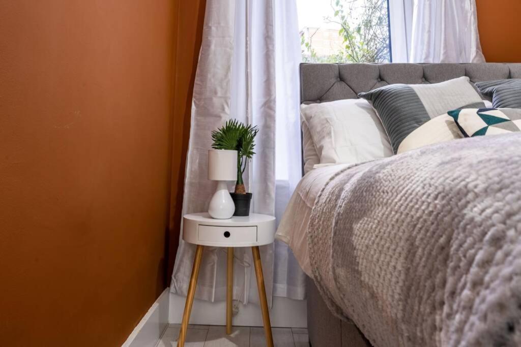 Cheerful 2 Bedroom Homely Apartment, Sleeps 4 Guest Comfy, 1X Double Bed, 2X Single Beds, Free Parking, Free Wifi, Suitable For Business, Leisure Guest, Contractors, Qe Hospital, Glasgow, Near Airport & City Centre Exteriér fotografie