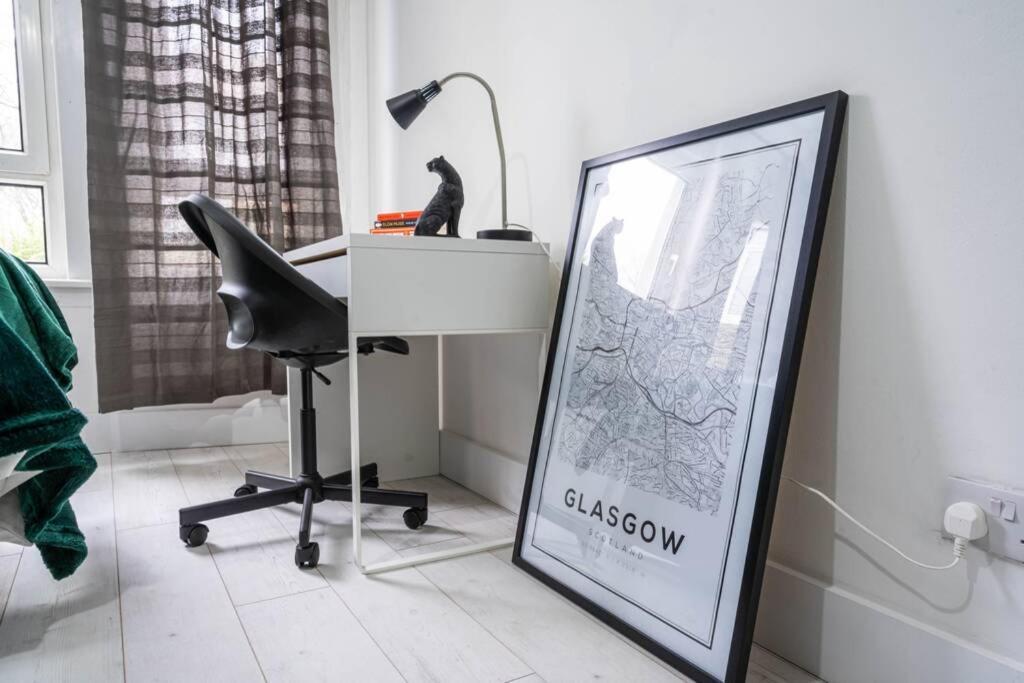 Cheerful 2 Bedroom Homely Apartment, Sleeps 4 Guest Comfy, 1X Double Bed, 2X Single Beds, Free Parking, Free Wifi, Suitable For Business, Leisure Guest, Contractors, Qe Hospital, Glasgow, Near Airport & City Centre Exteriér fotografie
