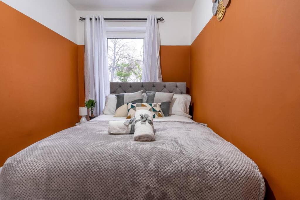 Cheerful 2 Bedroom Homely Apartment, Sleeps 4 Guest Comfy, 1X Double Bed, 2X Single Beds, Free Parking, Free Wifi, Suitable For Business, Leisure Guest, Contractors, Qe Hospital, Glasgow, Near Airport & City Centre Exteriér fotografie