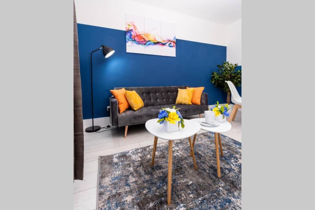 Cheerful 2 Bedroom Homely Apartment, Sleeps 4 Guest Comfy, 1X Double Bed, 2X Single Beds, Free Parking, Free Wifi, Suitable For Business, Leisure Guest, Contractors, Qe Hospital, Glasgow, Near Airport & City Centre Exteriér fotografie