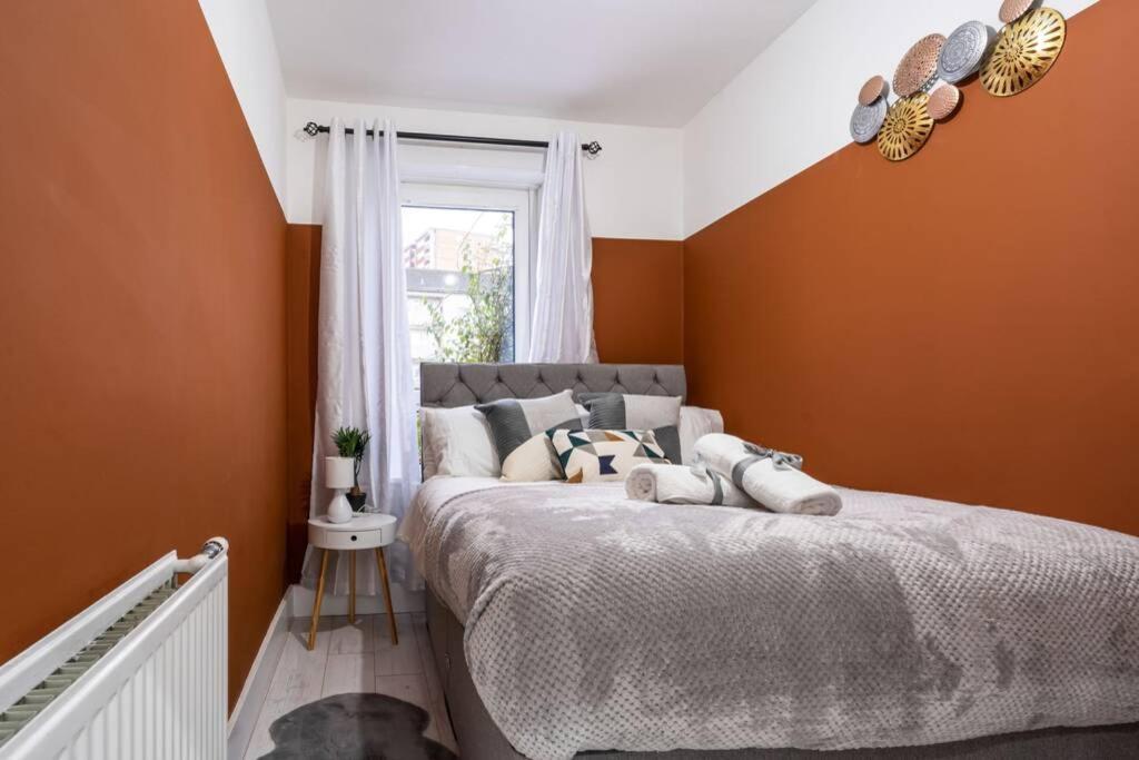 Cheerful 2 Bedroom Homely Apartment, Sleeps 4 Guest Comfy, 1X Double Bed, 2X Single Beds, Free Parking, Free Wifi, Suitable For Business, Leisure Guest, Contractors, Qe Hospital, Glasgow, Near Airport & City Centre Exteriér fotografie