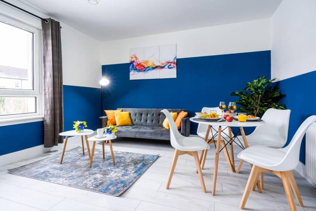 Cheerful 2 Bedroom Homely Apartment, Sleeps 4 Guest Comfy, 1X Double Bed, 2X Single Beds, Free Parking, Free Wifi, Suitable For Business, Leisure Guest, Contractors, Qe Hospital, Glasgow, Near Airport & City Centre Exteriér fotografie