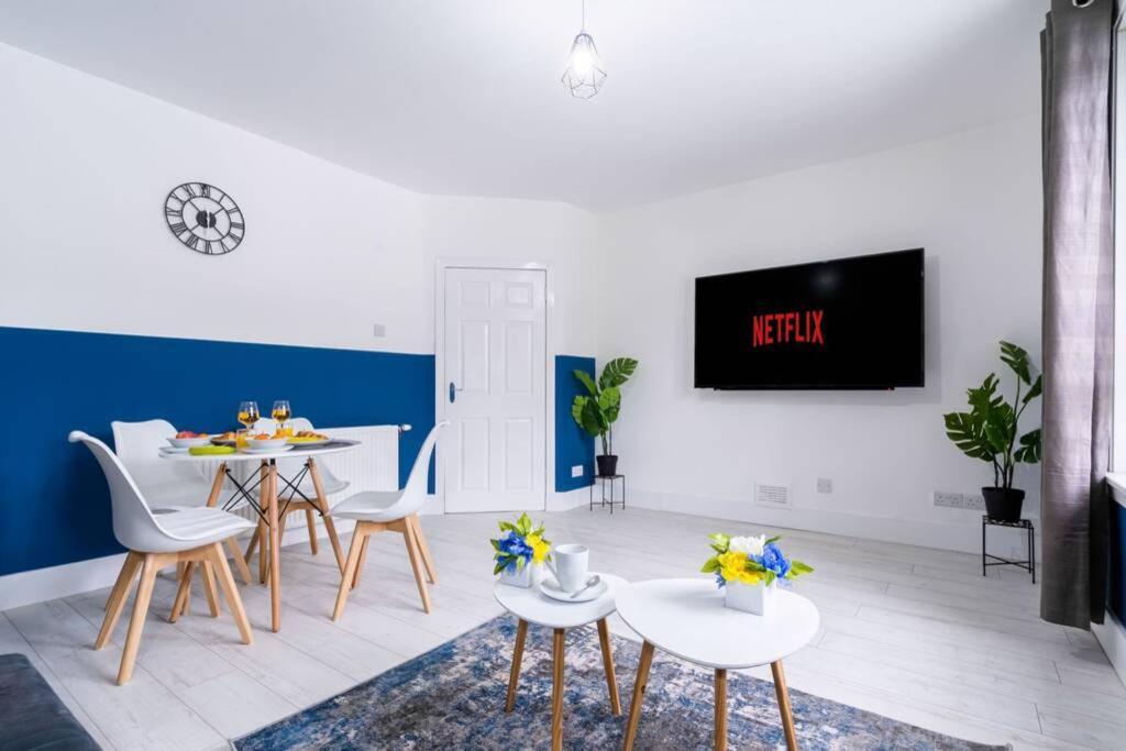 Cheerful 2 Bedroom Homely Apartment, Sleeps 4 Guest Comfy, 1X Double Bed, 2X Single Beds, Free Parking, Free Wifi, Suitable For Business, Leisure Guest, Contractors, Qe Hospital, Glasgow, Near Airport & City Centre Exteriér fotografie