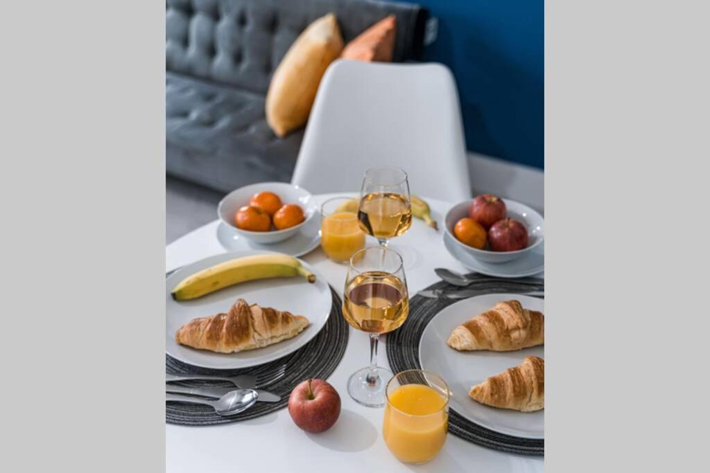 Cheerful 2 Bedroom Homely Apartment, Sleeps 4 Guest Comfy, 1X Double Bed, 2X Single Beds, Free Parking, Free Wifi, Suitable For Business, Leisure Guest, Contractors, Qe Hospital, Glasgow, Near Airport & City Centre Exteriér fotografie
