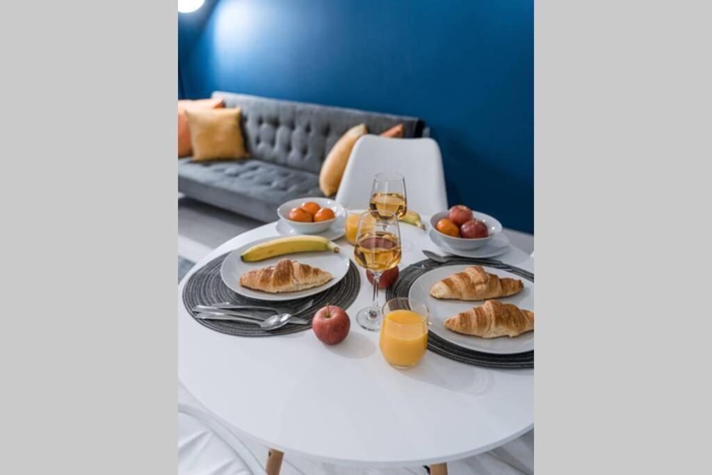 Cheerful 2 Bedroom Homely Apartment, Sleeps 4 Guest Comfy, 1X Double Bed, 2X Single Beds, Free Parking, Free Wifi, Suitable For Business, Leisure Guest, Contractors, Qe Hospital, Glasgow, Near Airport & City Centre Exteriér fotografie