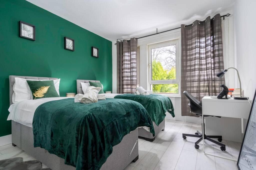 Cheerful 2 Bedroom Homely Apartment, Sleeps 4 Guest Comfy, 1X Double Bed, 2X Single Beds, Free Parking, Free Wifi, Suitable For Business, Leisure Guest, Contractors, Qe Hospital, Glasgow, Near Airport & City Centre Exteriér fotografie