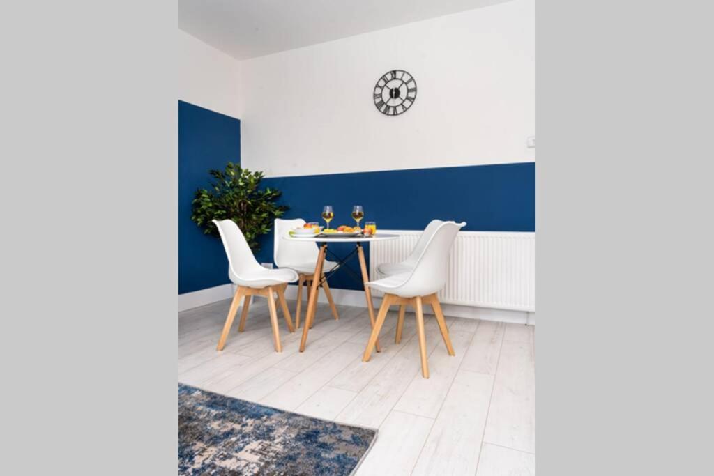 Cheerful 2 Bedroom Homely Apartment, Sleeps 4 Guest Comfy, 1X Double Bed, 2X Single Beds, Free Parking, Free Wifi, Suitable For Business, Leisure Guest, Contractors, Qe Hospital, Glasgow, Near Airport & City Centre Exteriér fotografie