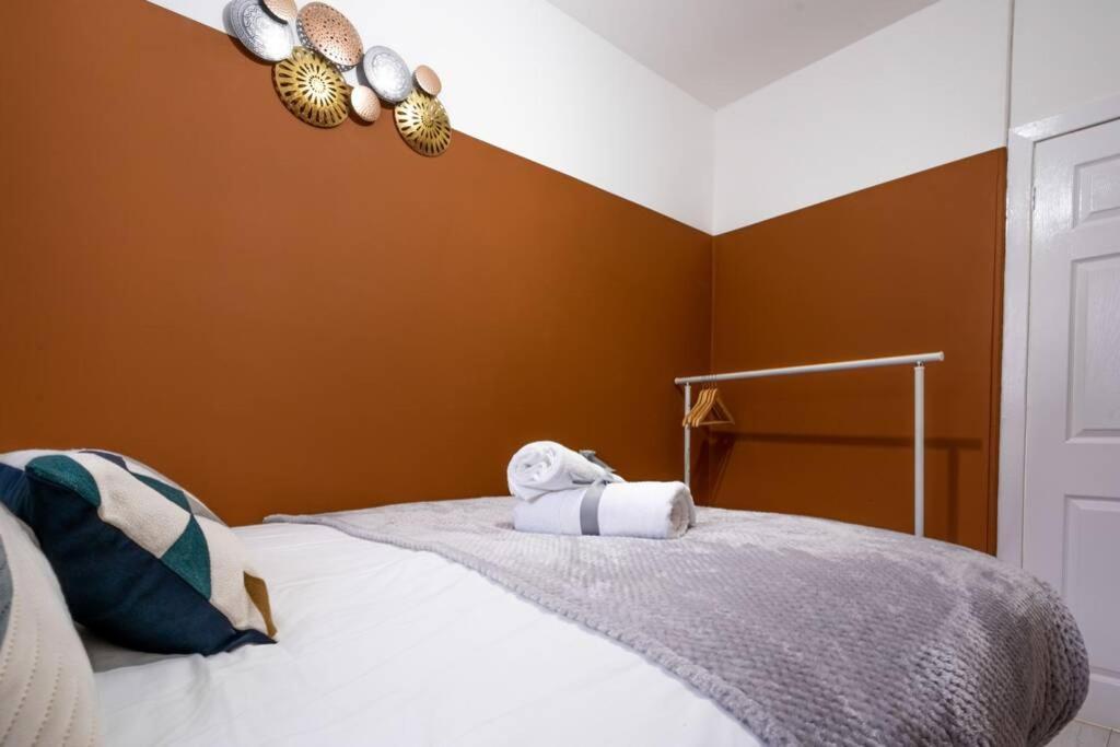 Cheerful 2 Bedroom Homely Apartment, Sleeps 4 Guest Comfy, 1X Double Bed, 2X Single Beds, Free Parking, Free Wifi, Suitable For Business, Leisure Guest, Contractors, Qe Hospital, Glasgow, Near Airport & City Centre Exteriér fotografie