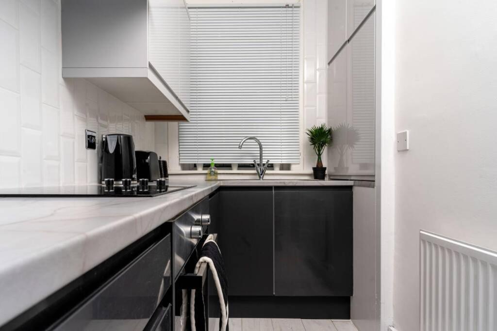 Cheerful 2 Bedroom Homely Apartment, Sleeps 4 Guest Comfy, 1X Double Bed, 2X Single Beds, Free Parking, Free Wifi, Suitable For Business, Leisure Guest, Contractors, Qe Hospital, Glasgow, Near Airport & City Centre Exteriér fotografie