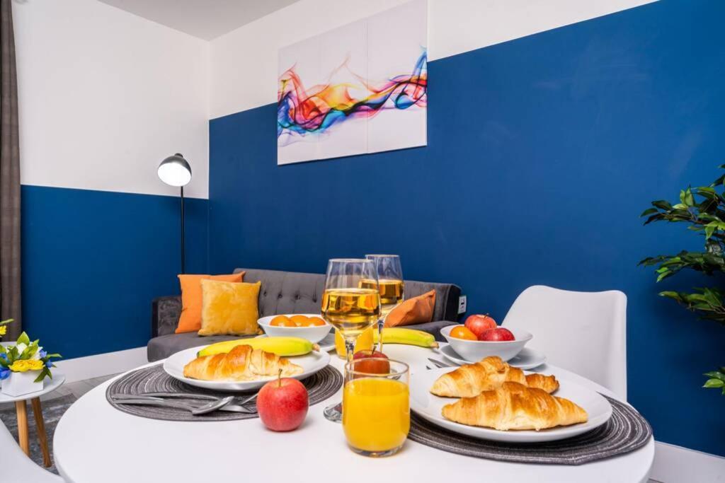 Cheerful 2 Bedroom Homely Apartment, Sleeps 4 Guest Comfy, 1X Double Bed, 2X Single Beds, Free Parking, Free Wifi, Suitable For Business, Leisure Guest, Contractors, Qe Hospital, Glasgow, Near Airport & City Centre Exteriér fotografie