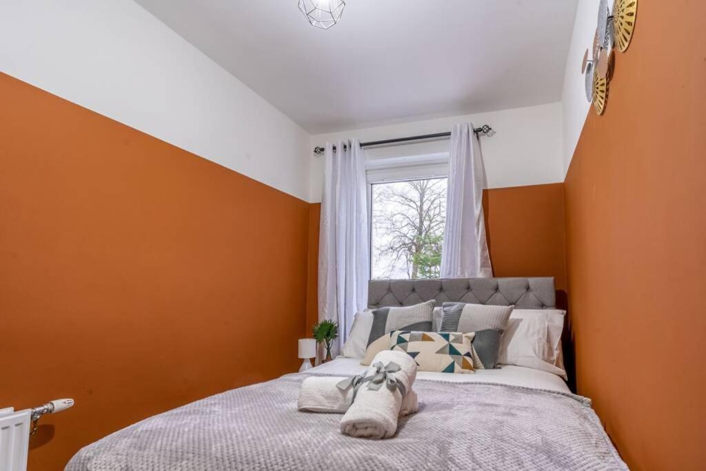 Cheerful 2 Bedroom Homely Apartment, Sleeps 4 Guest Comfy, 1X Double Bed, 2X Single Beds, Free Parking, Free Wifi, Suitable For Business, Leisure Guest, Contractors, Qe Hospital, Glasgow, Near Airport & City Centre Exteriér fotografie