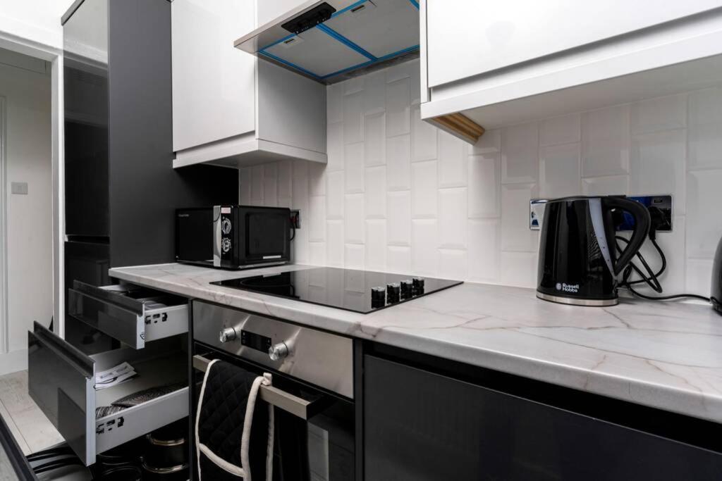 Cheerful 2 Bedroom Homely Apartment, Sleeps 4 Guest Comfy, 1X Double Bed, 2X Single Beds, Free Parking, Free Wifi, Suitable For Business, Leisure Guest, Contractors, Qe Hospital, Glasgow, Near Airport & City Centre Exteriér fotografie
