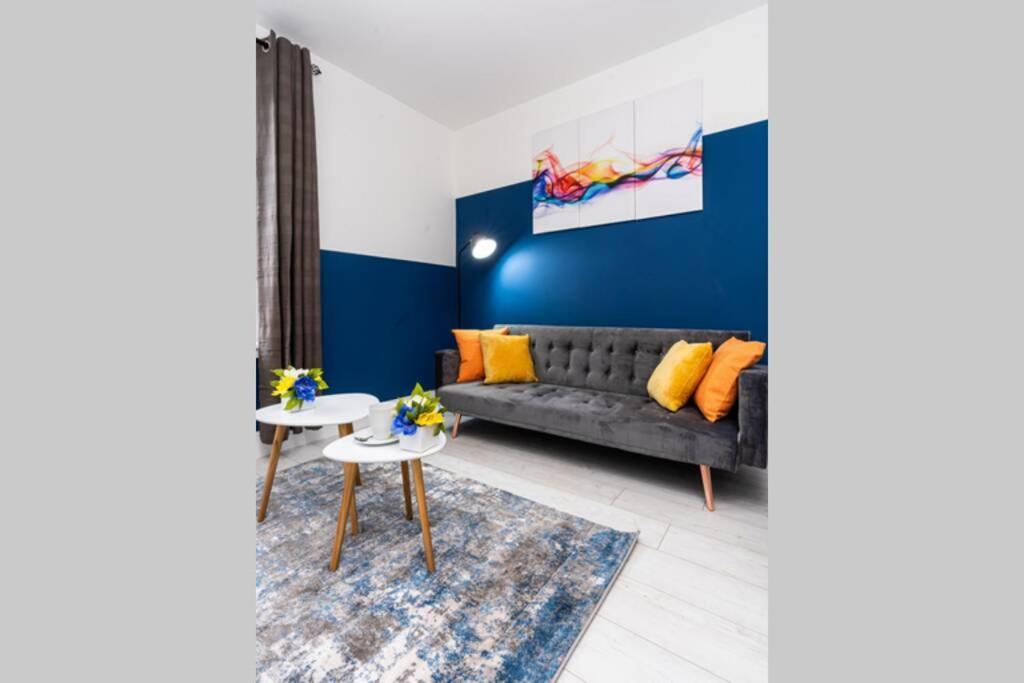 Cheerful 2 Bedroom Homely Apartment, Sleeps 4 Guest Comfy, 1X Double Bed, 2X Single Beds, Free Parking, Free Wifi, Suitable For Business, Leisure Guest, Contractors, Qe Hospital, Glasgow, Near Airport & City Centre Exteriér fotografie