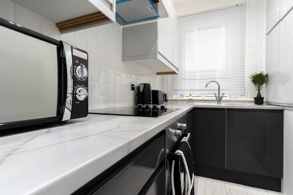 Cheerful 2 Bedroom Homely Apartment, Sleeps 4 Guest Comfy, 1X Double Bed, 2X Single Beds, Free Parking, Free Wifi, Suitable For Business, Leisure Guest, Contractors, Qe Hospital, Glasgow, Near Airport & City Centre Exteriér fotografie