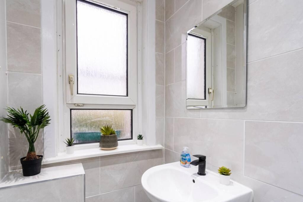 Cheerful 2 Bedroom Homely Apartment, Sleeps 4 Guest Comfy, 1X Double Bed, 2X Single Beds, Free Parking, Free Wifi, Suitable For Business, Leisure Guest, Contractors, Qe Hospital, Glasgow, Near Airport & City Centre Exteriér fotografie