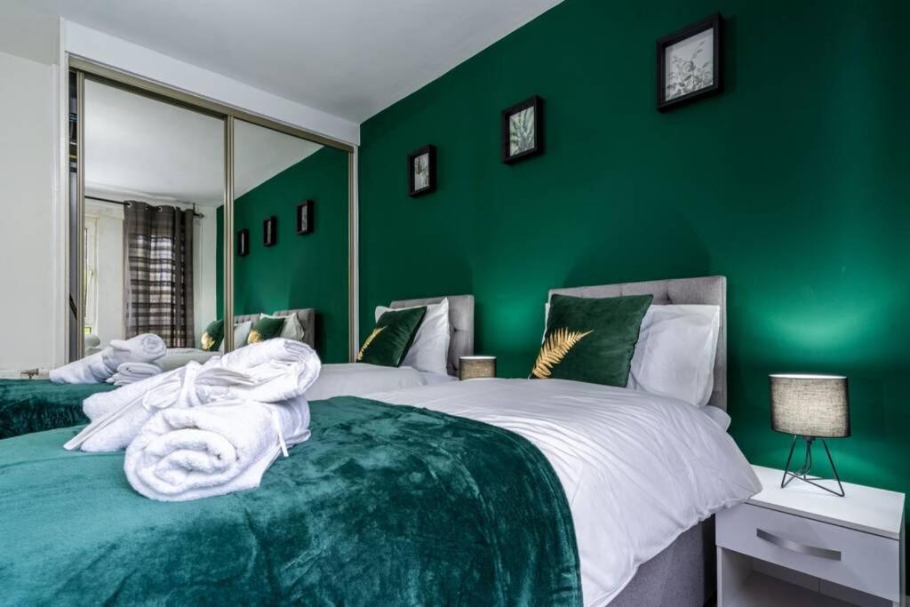 Cheerful 2 Bedroom Homely Apartment, Sleeps 4 Guest Comfy, 1X Double Bed, 2X Single Beds, Free Parking, Free Wifi, Suitable For Business, Leisure Guest, Contractors, Qe Hospital, Glasgow, Near Airport & City Centre Exteriér fotografie