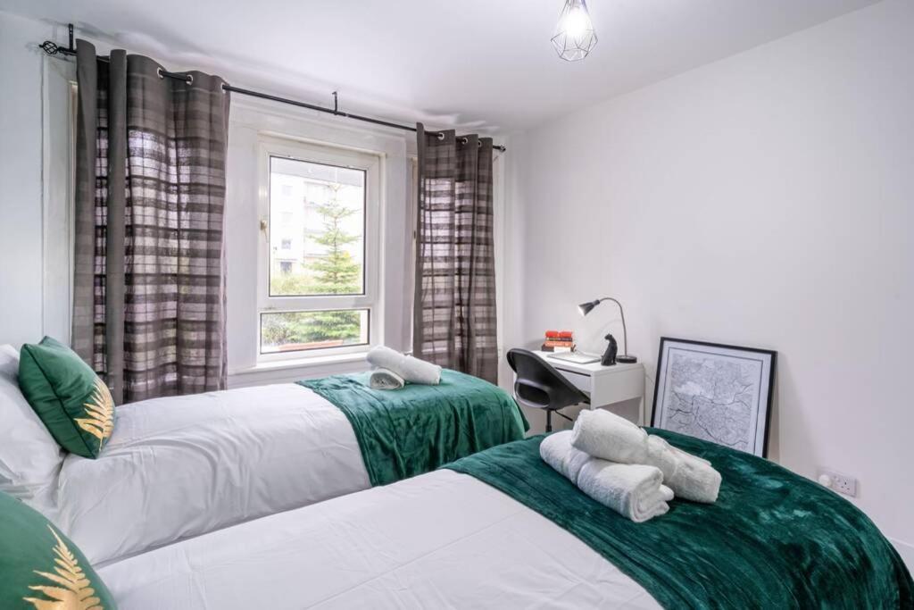 Cheerful 2 Bedroom Homely Apartment, Sleeps 4 Guest Comfy, 1X Double Bed, 2X Single Beds, Free Parking, Free Wifi, Suitable For Business, Leisure Guest, Contractors, Qe Hospital, Glasgow, Near Airport & City Centre Exteriér fotografie