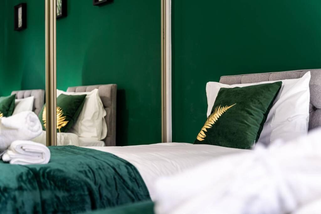 Cheerful 2 Bedroom Homely Apartment, Sleeps 4 Guest Comfy, 1X Double Bed, 2X Single Beds, Free Parking, Free Wifi, Suitable For Business, Leisure Guest, Contractors, Qe Hospital, Glasgow, Near Airport & City Centre Exteriér fotografie
