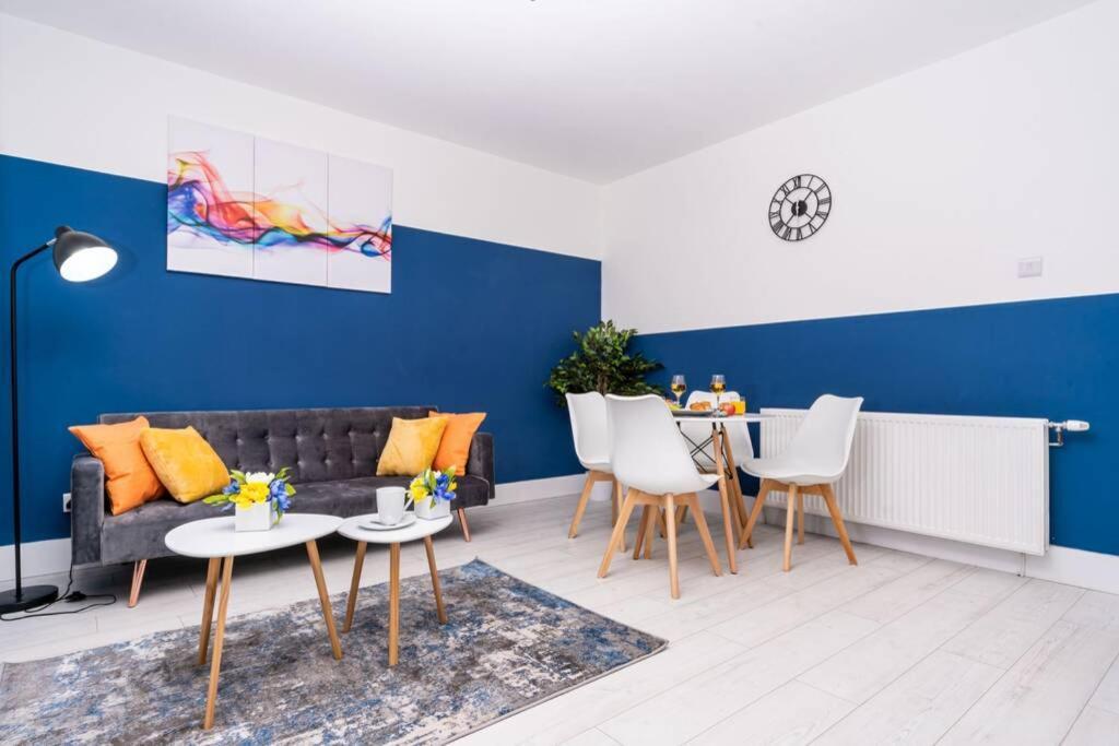 Cheerful 2 Bedroom Homely Apartment, Sleeps 4 Guest Comfy, 1X Double Bed, 2X Single Beds, Free Parking, Free Wifi, Suitable For Business, Leisure Guest, Contractors, Qe Hospital, Glasgow, Near Airport & City Centre Exteriér fotografie