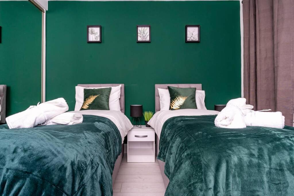 Cheerful 2 Bedroom Homely Apartment, Sleeps 4 Guest Comfy, 1X Double Bed, 2X Single Beds, Free Parking, Free Wifi, Suitable For Business, Leisure Guest, Contractors, Qe Hospital, Glasgow, Near Airport & City Centre Exteriér fotografie